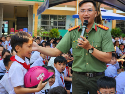 Tổ chức buổi truyền thông phòng, chống bạo lực học đường - xây dựng tình bạn đẹp, sử dụng internet an toàn cho cán bộ, giáo viên và học sinh.