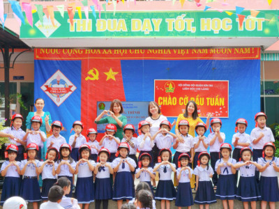 Chương trình trao tặng mũ bảo hiểm cho học sinh lớp Một năm học 2024-2025