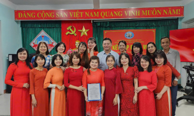 Chi bộ Trường Tiểu học Chi Lăng đã tổ chức Lễ kết nạp Đảng viên mới cho quần chúng ưu tú Lê Thị Thùy Duyên