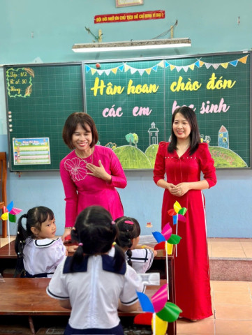 Chào đón 120 em học sinh lớp Một