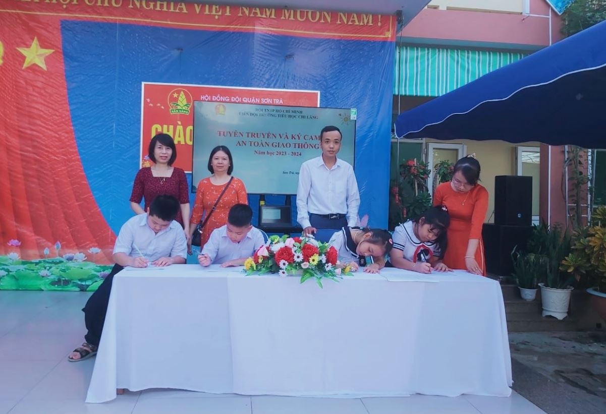 Sáng ngày 18/09/2023, Liên đội Trường Tiểu học Chi Lăng tổ chức sinh hoạt tuyên truyền và ký cam kết An toàn giao thông.