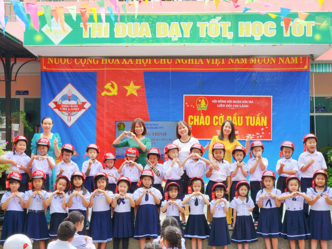 Chương trình trao tặng mũ bảo hiểm cho học sinh lớp Một năm học 2024-2025